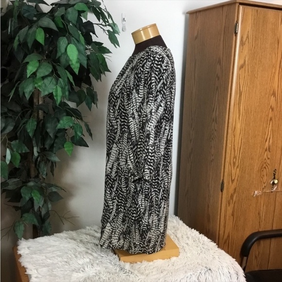 H & M size 2 black white and gray dress
Body is lined arms are not
3/4 s… - Picture 5 of 16